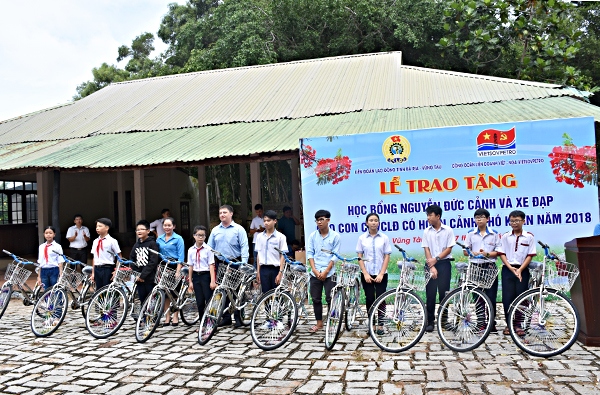 Đại diện Công đoàn Liên doanh Việt-Nga Vietsovpetro trao tặng xe đạp cho HS, SV.