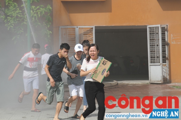 Sinh viên thoát ra khỏi đám cháy tại Khu chung cư