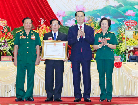 Chủ tịch nước Trần Đại Quang trao tặng Huân chương Lao động hạng Ba cho Hiệp hội Doanh nhân Cựu Chiến binh Việt Nam.