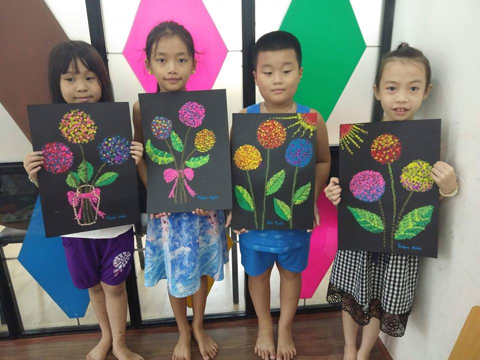 Những bức tranh do các họa sĩ nhí vẽ được đấu giá để làm từ thiện