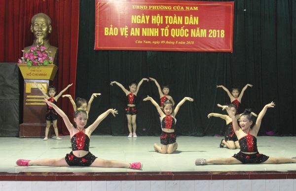 Các tiết mục văn nghệ đặc sắc do các cháu thiếu nhi và cán bộ Công an phường biểu diễn
