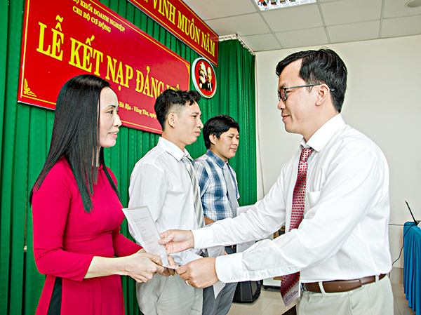 Đồng chí Trần Thanh Dũng, Trưởng Ban Tổ chức Đảng ủy Khối DN tỉnh kiêm Bí thư Chi bộ Cơ động trao quyết kết nạp Đảng cho các đảng viên mới.