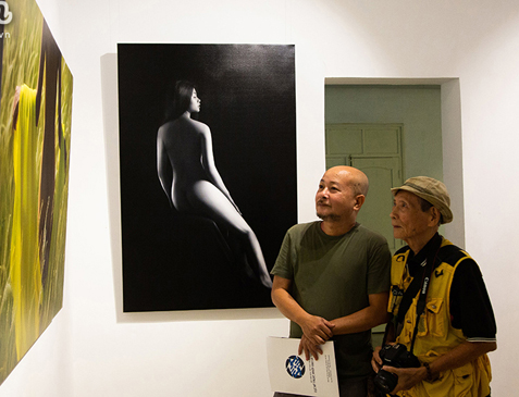 Khách tham quan triển lãm ảnh khỏa thân tại Hà Nội.