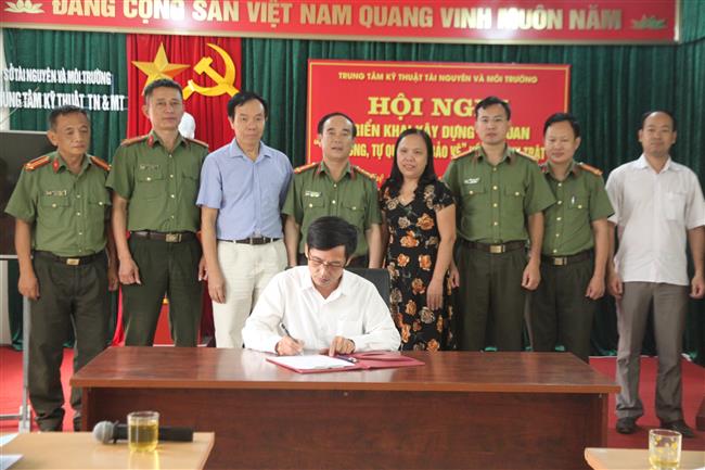 Các đại biểu và công nhân viên Trung tâm ký cam kết xây dựng cơ quan an toàn về an ninh trật tự
