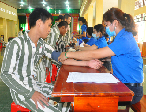  Đoàn viên, thanh niên Sở Y tế khám bệnh cho phạm nhân đang chấp hành án tại Trại giam Xuyên Mộc