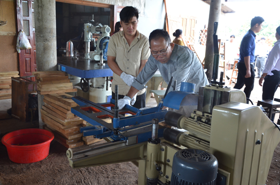Từ nguồn vốn khuyến công, Cơ sở mộc Thanh Danh đã có điều kiện nâng cấp thiết bị sản xuất gỗ.
