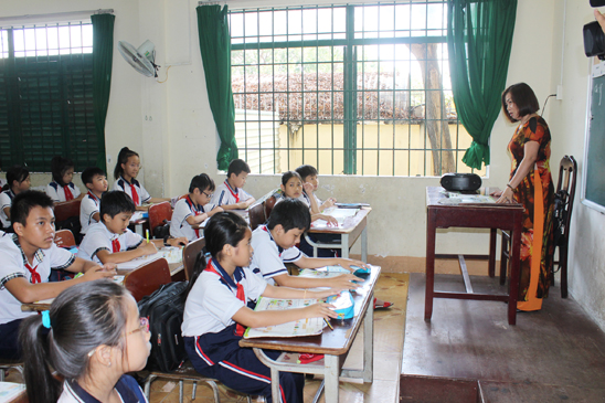 Một số trường có sĩ số HS quá đông gây ảnh hưởng đến chất lượng giảng dạy.  Trong ảnh: Một tiết học tiếng Anh tại Trường TH Phước Thắng (TP. Vũng Tàu).
