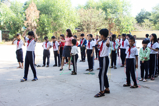 Tại  Trường TH Nguyễn Du (huyện Tân Thành), do không có GV chuyên trách nên một số GV văn hóa chưa đủ tiết được chuyển sang dạy GDTC. 