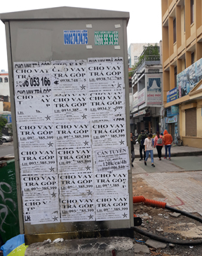 Các tờ bướm chào mời “cho vay trả góp” được dán khắp nơi trên đường phố (ảnh minh họa)