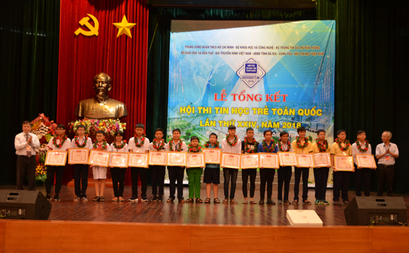 Ban tổ chức trao Bằng khen cho các thí sinh đạt giải Nhì các bảng A, B, C, D hội thi “Tin học trẻ” toàn quốc năm 2018.