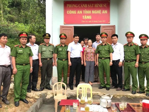 Bàn giao ngôi nhà Đại đoàn  kết cho gia đình ông Sầm Văn Duyên