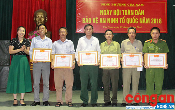 6 tập thể được trao tặng Giấy khen của Chủ tịch UBND phường về thành tích trong phong trào toàn dân bảo vệ an ninh Tổ quốc