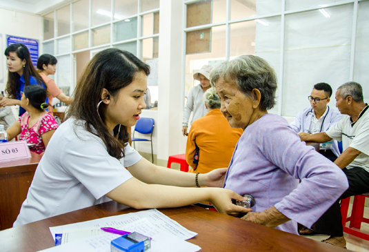 Bác sĩ Bệnh viện Bà Rịa tư vấn sức khỏe, khám bệnh cho người cao tuổi trên địa bàn xã Tam Phước (huyện Long Điền). Ảnh: MẠNH THẮNG
