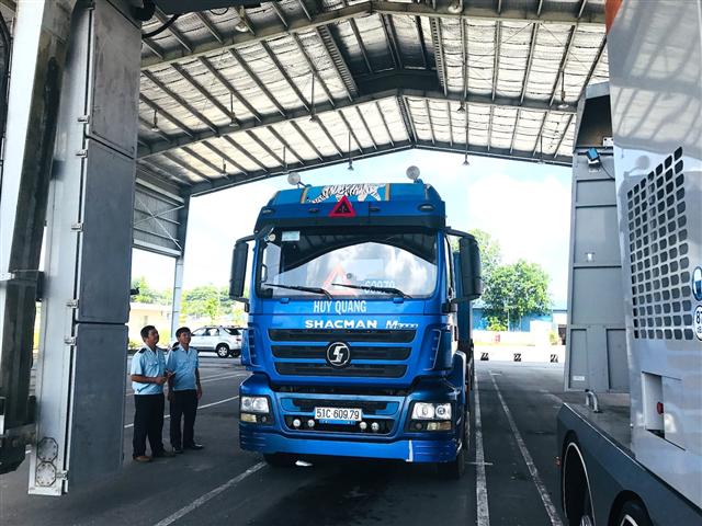 Thực hiện quy trình soi chiếu container qua máy soi hiện đại. Ảnh:VGP/Huy Thắng
