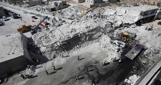 Hiện trường vụ nổ kho vũ khí ở thị trấn Sarmada. Ảnh: AFP