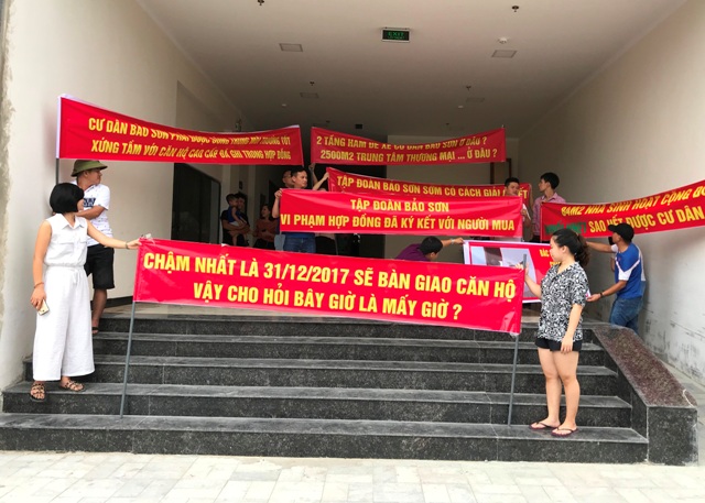 Khách hàng căng băng rôn, yêu cầu chủ đầu tư chung cư Bảo Sơn đối chất