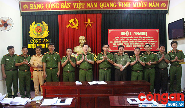 Lãnh đạo Công an huyện và các đội nghiệp vụ ký cam kết thực hiện nghiêm túc các Nghị quyết vừa được quán triệt.
