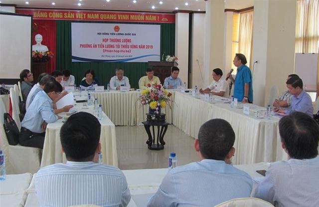 Sau 3 phiên họp, Hội đồng tiền lương Quốc gia đã chốt mức đề xuất tăng lương tối thiểu năm 201 là 5,3%. Ảnh: VGP/Thu Cúc