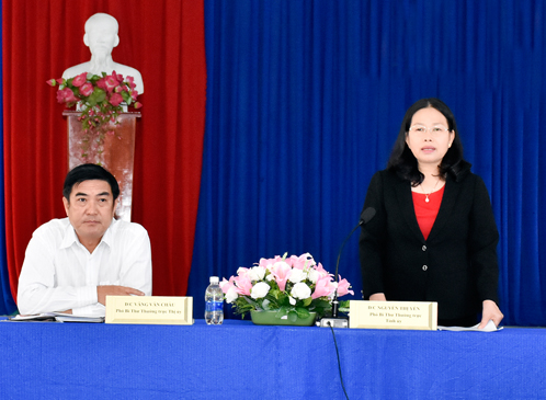 Đồng chí Nguyễn Thị Yến, Phó Bí thư Thường trực Tỉnh ủy, Trưởng Đoàn đại biểu Quốc hội tỉnh chủ trì buổi làm việc với Đảng ủy xã Tân Hòa.