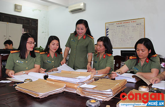 Cán bộ Phòng Hồ sơ sắp xếp công việc khoa học, phục vụ nhân dân tốt nhất