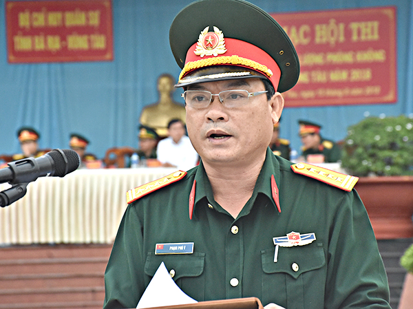 Đại tá Phạm Phú Ý, Ủy viên Ban Thường vụ Tỉnh ủy, Chỉ huy trưởng Bộ CHQS tỉnh phát biểu tại lễ khai mạc Hội thi.