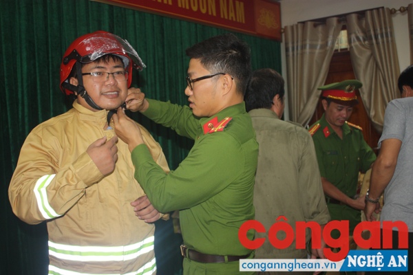 Tận tình hướng dẫn các Đội viên sử dụng phương tiện chữa cháy