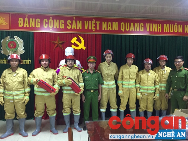 Bàn giao các trang thiết bị phòng cháy chữa cháy cho các Đội dân phòng