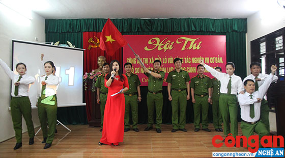 Phần thi chào hỏi của Đội liên quân Điều tra tổng hợp – Quản lý hành chính