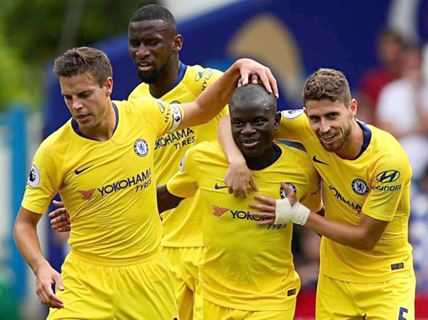 Niềm vui của các cầu thủ Chelsea khi giành thắng lợi 3-0 trước Huddersfield Town ở vòng 1 Ngoại hạng Anh.