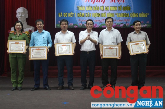 Khen thưởng cho các tập thể, cá nhân&nbsp;có thành tích xuất sắc trong phong trào Toàn dân bảo vệ ANTQ 6 tháng đầu năm