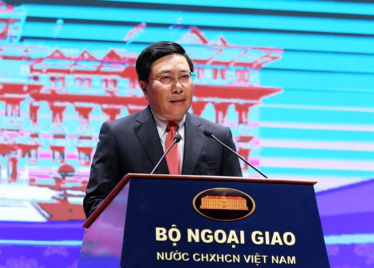 Phó Thủ tướng Phạm Bình Minh: Ngành ngoại giao sẽ phát huy tinh thần ngoại giao chủ động, sáng tạo, hiệu quả, phấn đấu thực hiện thành công đường lối đối ngoại của Đại hội Đảng toàn quốc lần thứ XII. Ảnh: VGP