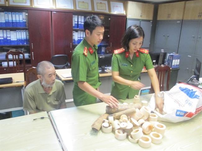 Cơ quan Công an kiểm tra số vật phẩm ngà voi thu giữ.