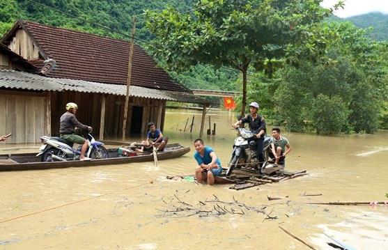 Người dân di chuyển bằng thuyền ở huyện Tương Dương