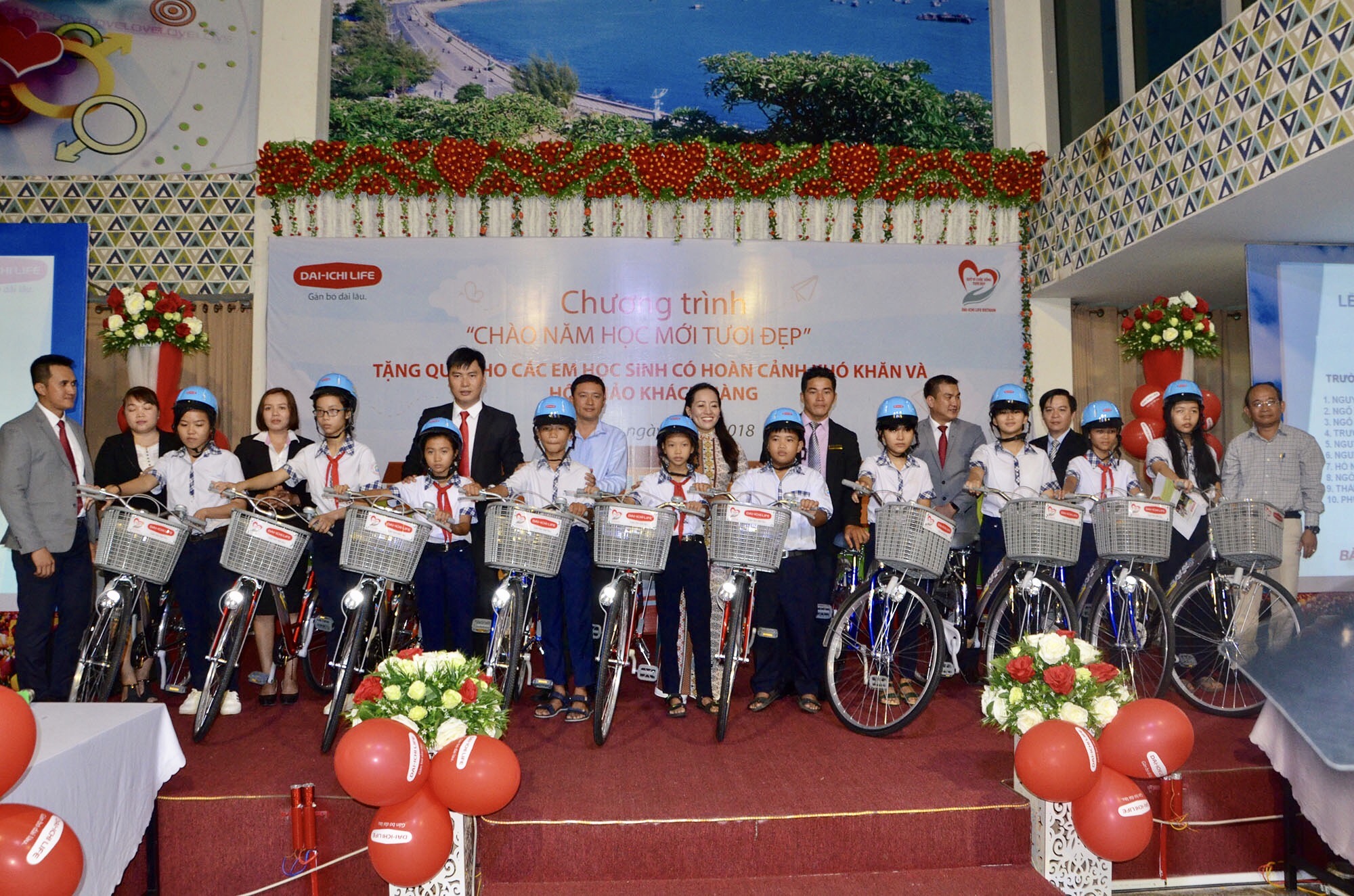 Dịp này, Dai-ichi Life tặng 10 chiếc xe đạp cho HS Trường THCS Phước Nguyên.
