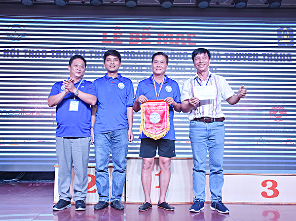 Ông Lê Văn Lâm, Phó Giám đốc Sở TT-TT tỉnh BR-VT, Trưởng Ban Tổ chức hội thao (bìa trái) trao giải Nhất toàn đoàn cho Sở TT-TT Tiền Giang. 