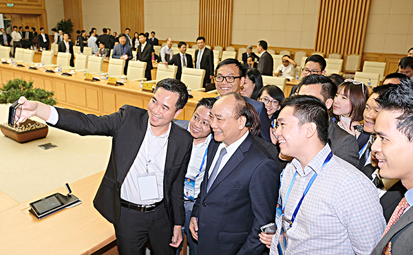 Thủ tướng Nguyễn Xuân Phúc cùng các đại biểu tham dự buổi gặp mặt. Ảnh: QUANG HIẾU