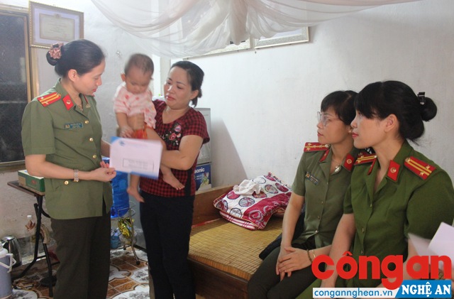 Hội Phụ nữ Công an tỉnh tặng quà cho hội viên có hoàn cảnh khó khăn