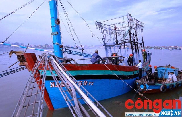 Lực lượng chức năng tích cực dập lửa từ khu vực cabin tàu cá mang số hiệu NA-95959TS