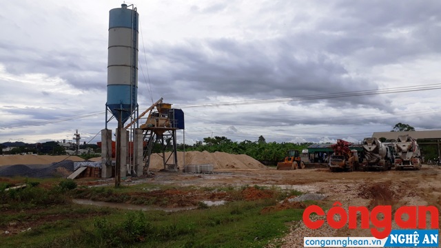 Trạm trộn bê tông trên nền đất chợ trâu bò đang xây dựng dở dang