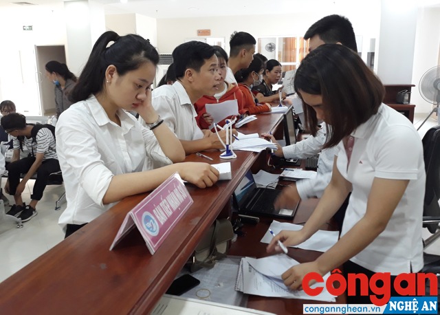Sinh viên làm thủ tục nhập học tại Trường ĐH Vinh