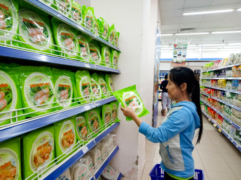 Khách hàng chọn mua sản phẩm bánh tráng do DN Việt Nam sản xuất  tại siêu thị Co.op Mart Vũng Tàu. 