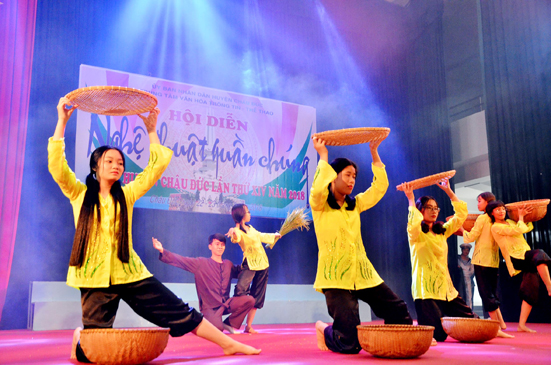 Tiết mục múa “Duyên mùa lúa” của xã Bình Ba tại hội diễn.