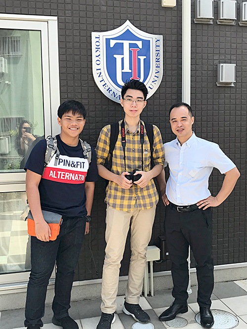Tôi và anh Đạt, học sinh trường THPT Trần Quốc Tuấn (Hà Nội) tranh thủ chụp ảnh cùng thầy Đỗ Đức Hiệp, Chủ tịch Văn phòng đại diện TIU tại Việt Nam trước khu ký túc xá nam.