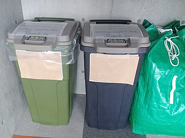 Thùng rác đặt gọn gàng ở đầu hồi các tòa nhà, phân thành 3 loại: rác không thể tái chế (bao nilon, bình nhựa), rác tái chế (chai, lọ), rác đốt được (giấy, hộp bằng giấy, vỏ hộp sữa…)