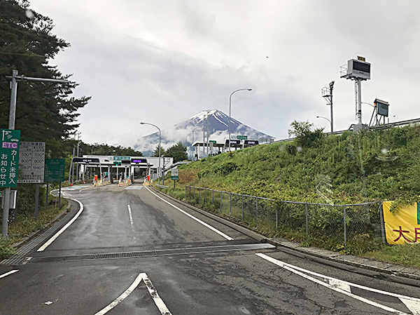 Đường lên núi Phú Sĩ khá dốc và quanh co nhưng nhờ làn đường rộng, mặt đường phẳng nên xe đi nhanh và an toàn.