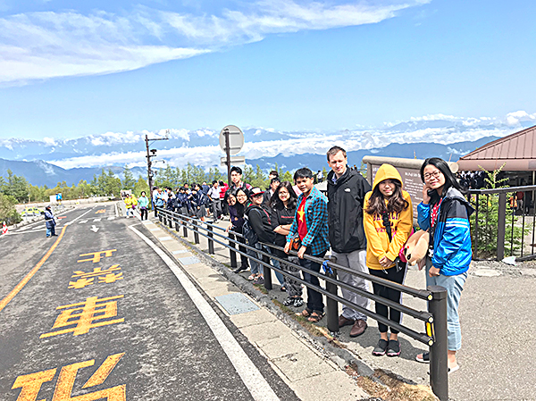 Trong thời gian chờ xe bus đưa từ Trạm 5, núi Phú Sĩ, mọi người mặc dù co ro trong giá lạnh vẫn làm dáng để chụp ảnh cùng nhau.