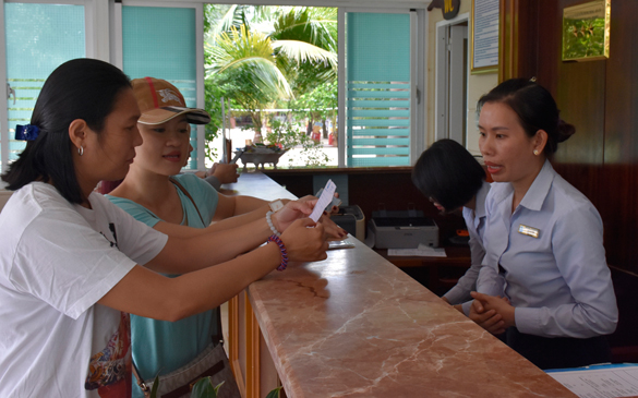 Thời điểm này, nhiều khách sạn đã bán được hơn 50% số phòng trong 2 ngày 1 và 2-9. Trong ảnh: Du khách làm thủ tục nhận phòng tại Hương Phong-Hồ Cốc Beach Resort.