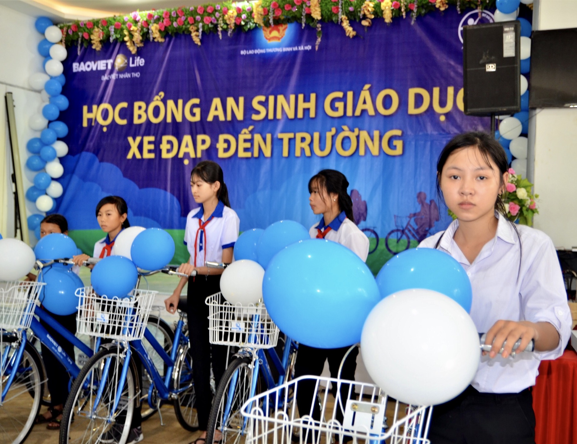 Học sinh nghèo hiếu học ở huyện Châu Đức được nhận học bổng do Công ty Bảo Việt nhân thọ BR-VT trao tặng