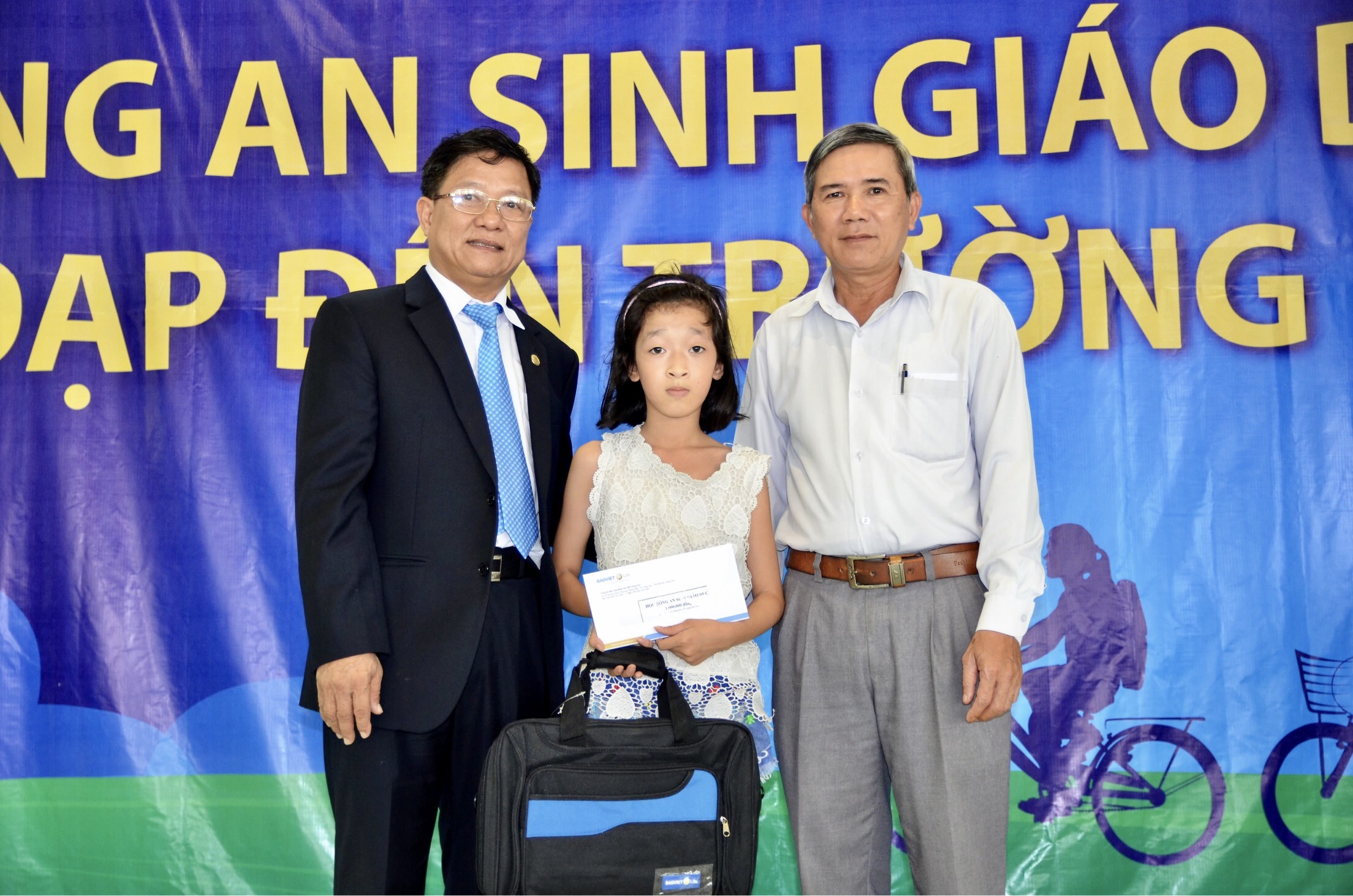 Em Phạm Thị Như Quỳnh, HS lớp 4 trường tiểu học Nghĩa Thành, huyện Châu Đức được nhận 1 suất học bổng 1 triệu đồng.