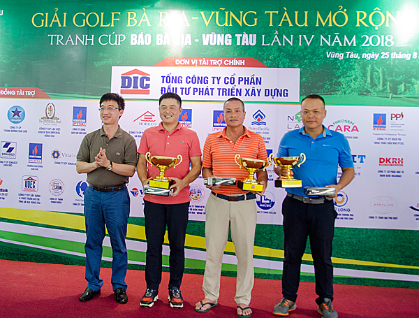 Đồng chí Đặng Minh Thông, Tỉnh ủy viên, Bí thư Thành ủy Bà Rịa trao Giải Ba cho các golfers.